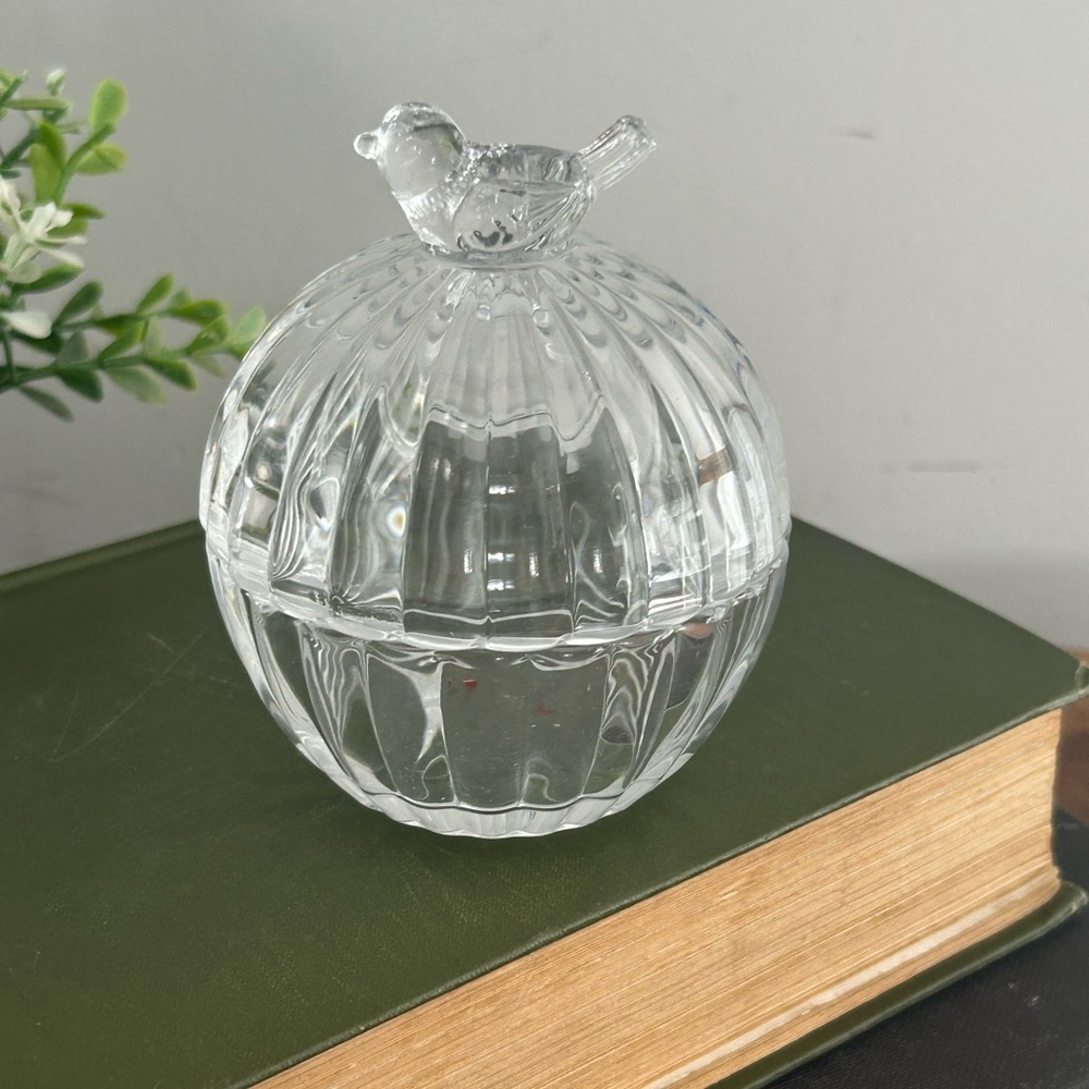 clear glass covered candy dish ribbed bird-shaped handle on the lid home decor